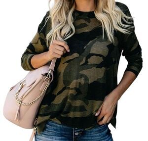 Vici Editor in Chief Lightweight Camo Side Zip Hem Luxury Pullover Sweater Small